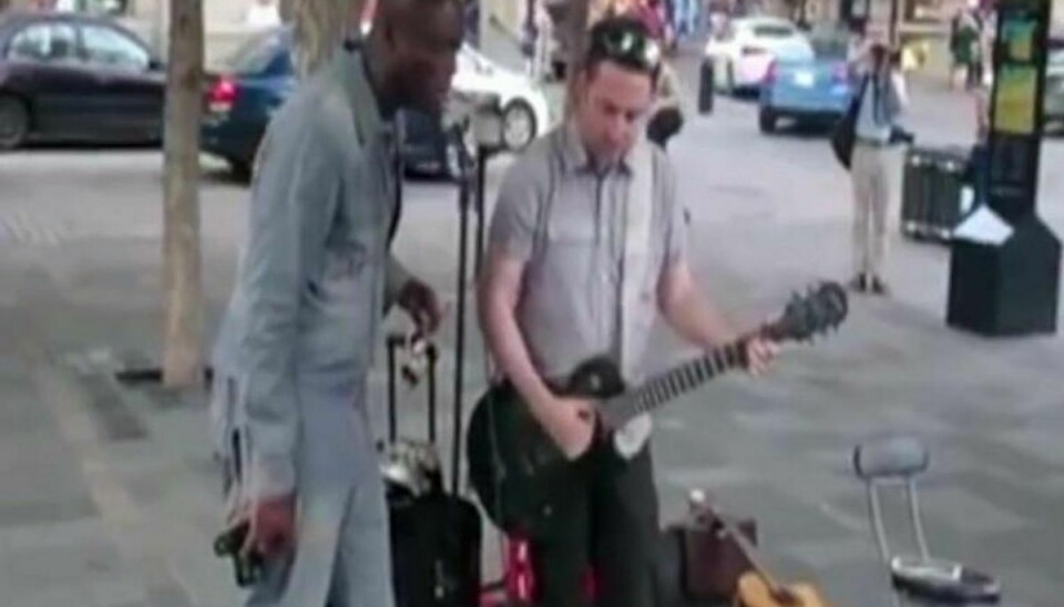 Sangeren Seal dukkede op og sang Stand by me, mens gademusikanten spillede til. Foto: Youtube.