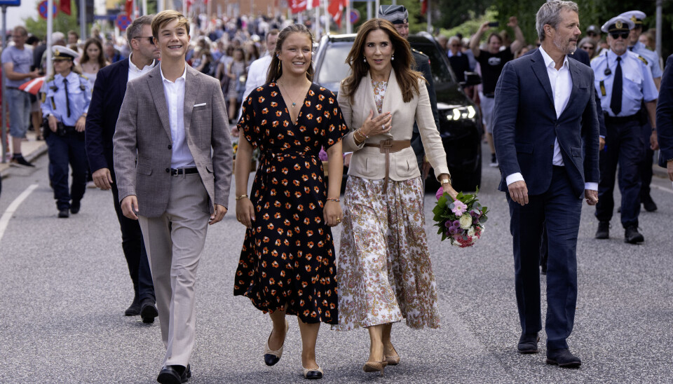 De kongelige, Isabelle i ballerinasko hun sandsynligvis har lånt i sin mors garderobe, ses her på vej til fods gennem Gråsten mandag eftermiddag.