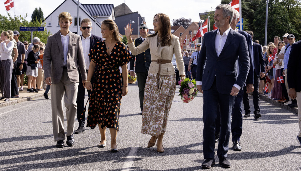 Kong Frederik og dronning Mary samt prinsesse Isabella og prins Vincent ses her ved ankomsten til Gråsten mandag.