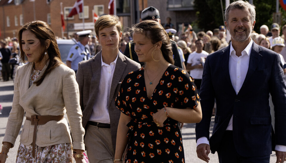 Kongeparret, kong Frederik og dronning Mary samt prinsesse Isabella og prins Vincent ses her ved ankomsten til Gråsten mandag eftermiddag.