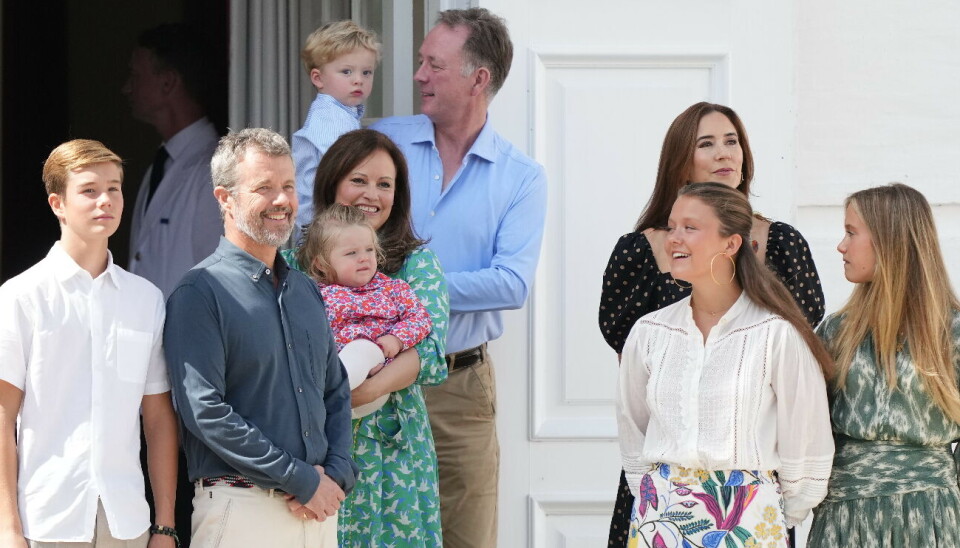 Kronprins Christian dukkede ikke op sammen med sine forældre og søskende i slotsgården i Gråsten i dag. Det gjorde til gengæld prins Gustav og prinsesse Carina samt deres to små børn.
