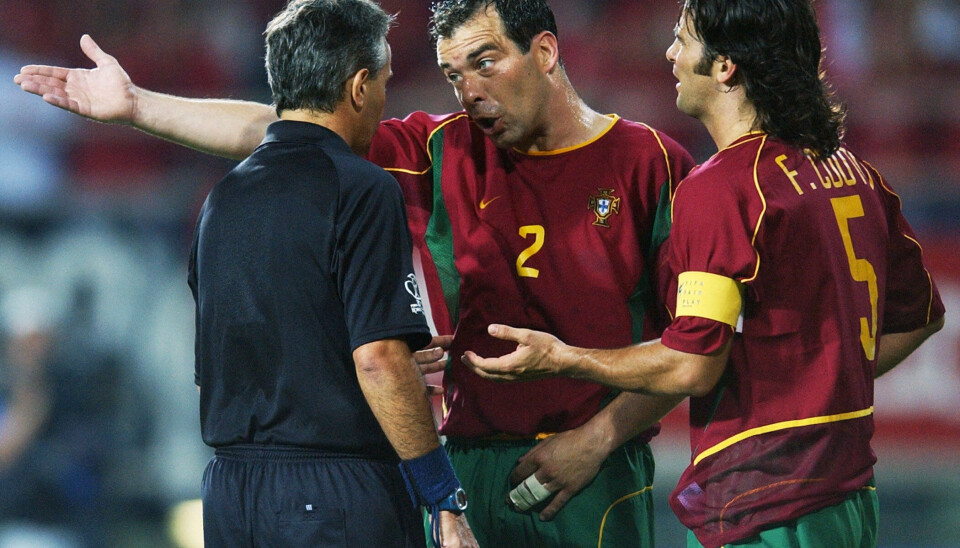 Jorge Costa (i midten) diskuterer med dommeren under en kamp ved VM i 2002. (Arkivfoto).
