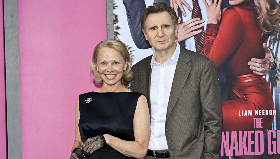 Pamela Anderson og Liam Neeson