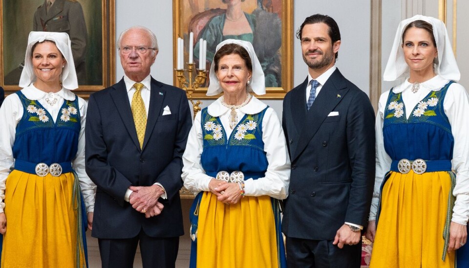 Det svenske kongepar ses her sammen med deres tre børn, kronprinsesse Victoria, prins Carl Philip og prinsesse Madeleine.