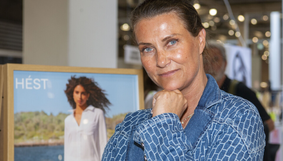 Stod det til historiker, forfatter og kongehusekspert Trond Norén Isaksen, så blev den royale titel flået af prinsesse Märtha Louise Den norske prinsesse Märtha Louise med den ene hånd under hagen til bogmesse i Danmark