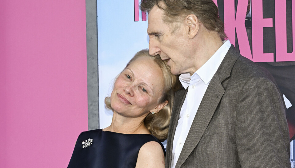 Pamela Anderson og Liam Neeson i kærlighedens tegn