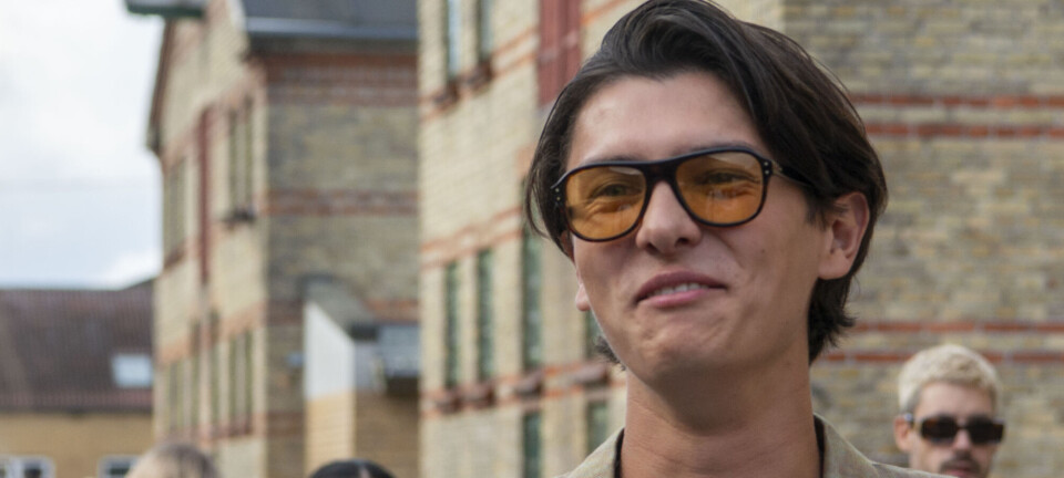 Nikolai kaster sig i armene på Frederik