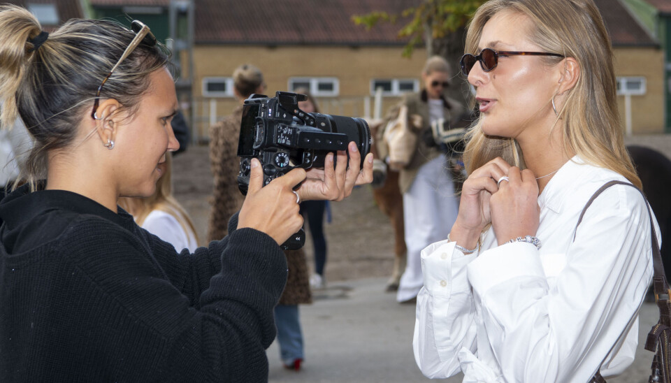 Benedikte i gang med modelarbejdet foran videokameraet.