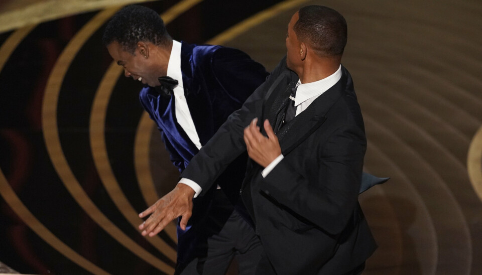 Det blev med det samme et af de mest mindeværdige øjeblikke i Oscar-uddelingens historie, da Will Smith gik op på scenen og gav komikeren Chris Rock en lussing.