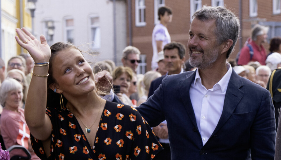 Isabella og kong Frederik ses her ved den kongelige families ankomst til Gråsten den 28. juli.