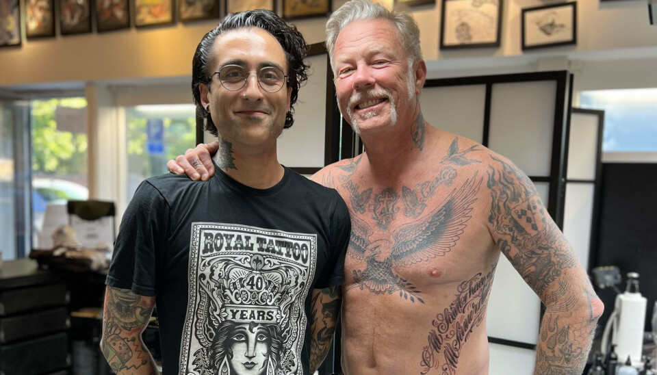 Tatovør Saeid Shamsian i momenterne efter, at arbejdet med verdensstjernen James Hetfields tatovering var færdiggjort. Teksten 'All saints have a past, all sinners have a future' kan ses på Metallica frontmandens venstre siden af maven. (Privatfoto).