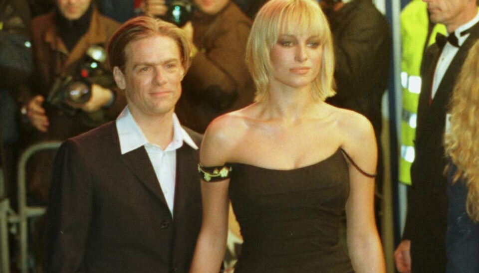 Bryan Adams og Cecilie Thomsen foreviget i 1997 til premieren på James Bond-filmen 'Tomorrow Never Dies', som havde den danske model på rollelisten. (Arkivfoto).