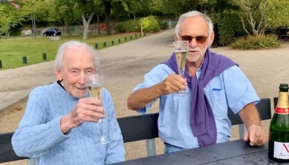 Gregers Dirckinck-Holmfeld og Hans-Georg Møller (Gorm, red.) mødtes til et glas champagne, da det fyldte henholdsvis 90 og 80 år i 2022
