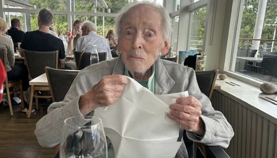 Gregers Dirckinck-Holmfeld har rundet 93 år, og han er ved godt mod som det fremgår af billedet