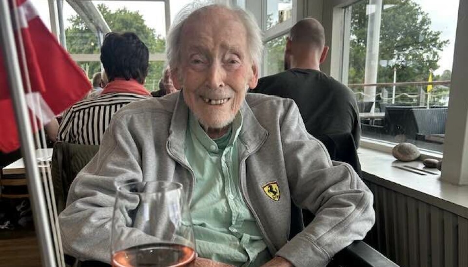 Gregers Dirckinck-Holmfeld får sig et glas vin til maden på sin 93 års fødselsdag
