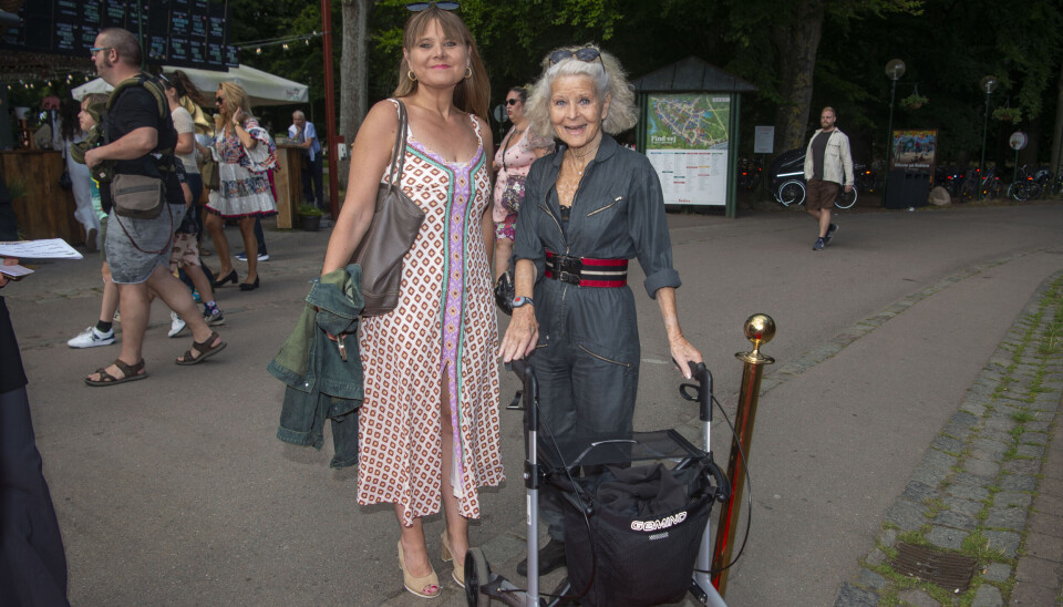 Lone Hertz måtte støtte sig til en rollator og datteren Maria ved ankomsten til 'Revyernes Revy' på Bakken.