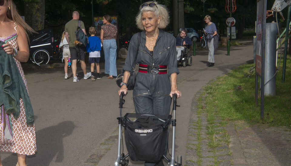 Lone Hertz måtte støtte sig til en rollator ved ankomsten til 'Revyernes Revy' på Bakken.