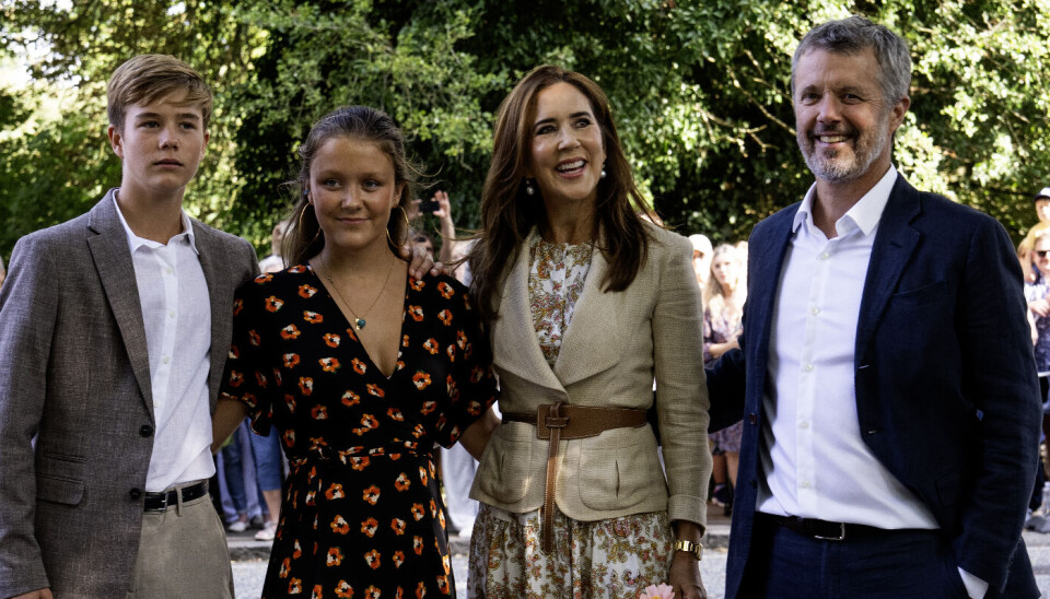 Frederik og Mary ses her sammen med prinsesse Isabella og prins Vincent i forbindelse med familiens ankomst til Gråsten den 28. juli.