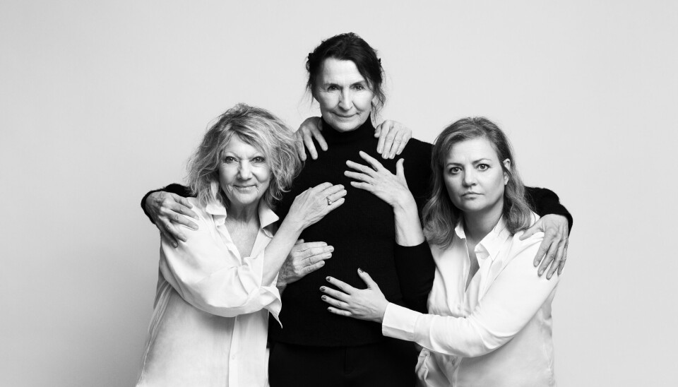 Rikke Wølck, Karen-Lise Mynster og Laura Bro deles om rollerne i 'Teatret ved Sorte Hest's nye forestilling.