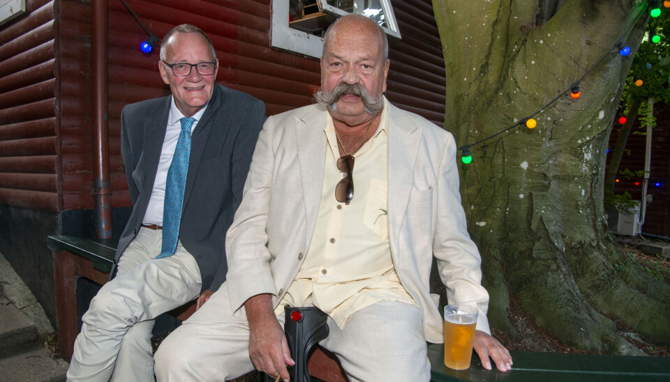 Flemming Krøll må støtte sig til krykker. Her ses han med revykomponist Henrik Baloo Andersen