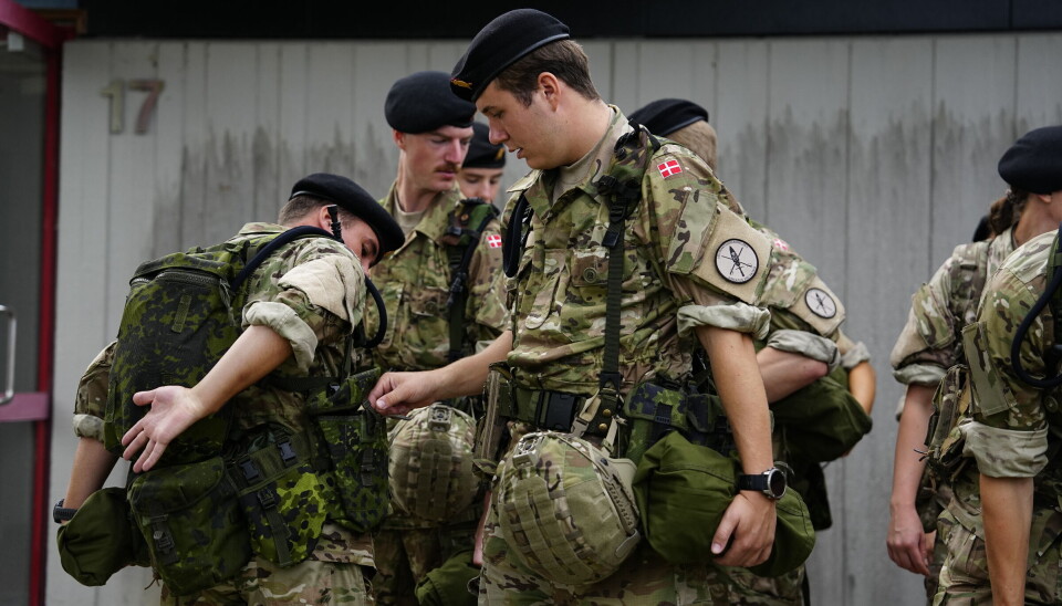 Christian i kampuniform og med fuld - og tung - oppakning.