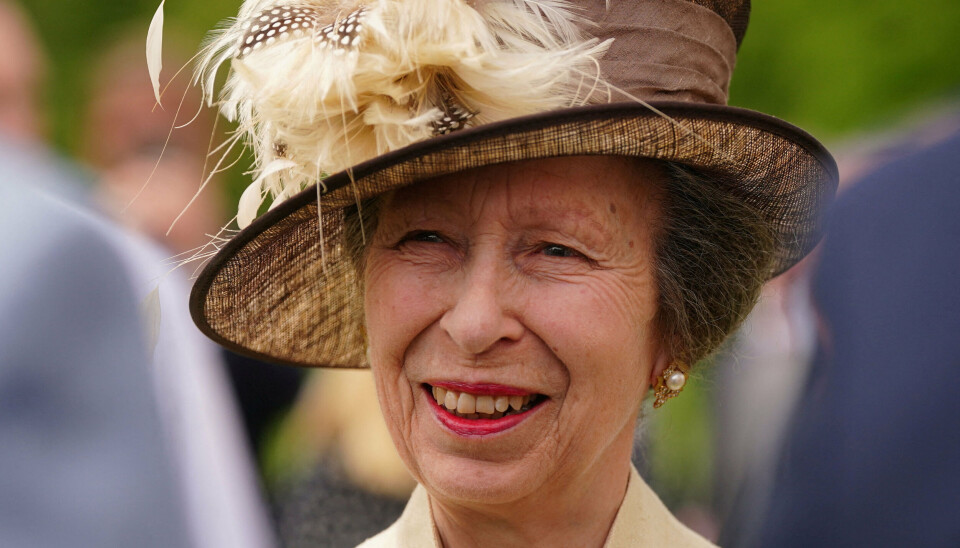 HAVEFEST: Prinsesse Anne deltog i en havefest på Hillsborough Castle trods flyproblemer. Prinsesse Anne, der er lillesøster til Storbritanniens kong Charles, med stor hat