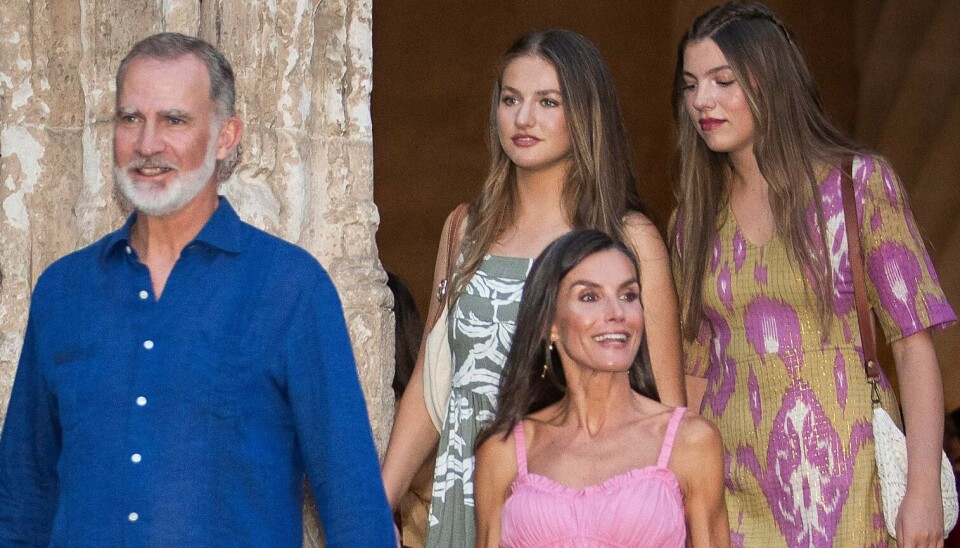 Det spanske kongepar ses her sammen med deres to døtre, 19-årige prinsesse Leonor og 18-årige infante Sofia.