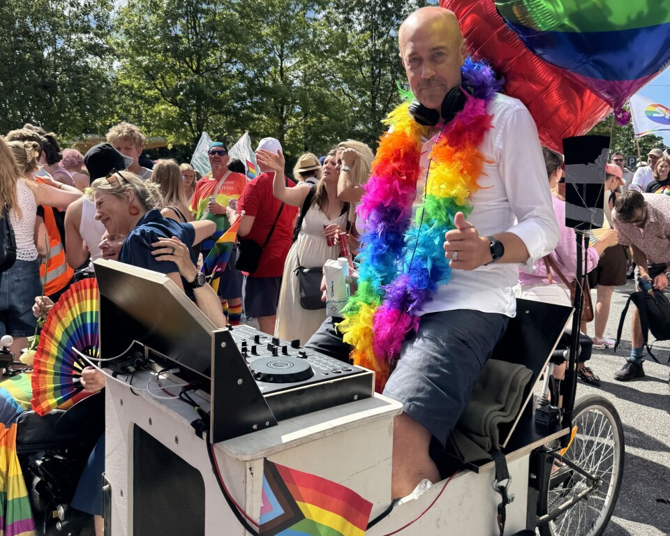 Magnus Heunicke på vej i særlig cykel under Copenhagen Pride