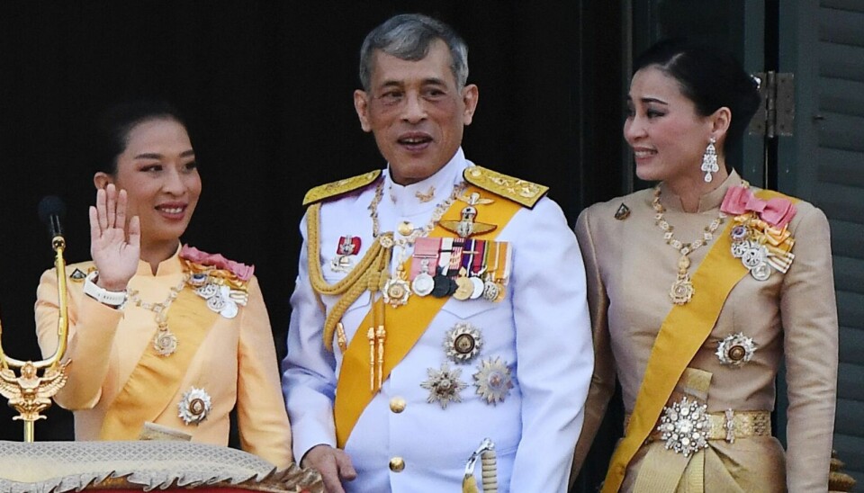 Prinsesse Bajrakitiyabha Mahidol (tv) ses her sammen med sin far kong Maha Vajiralongkorn og hans nuværende hustru dronning Suthida.