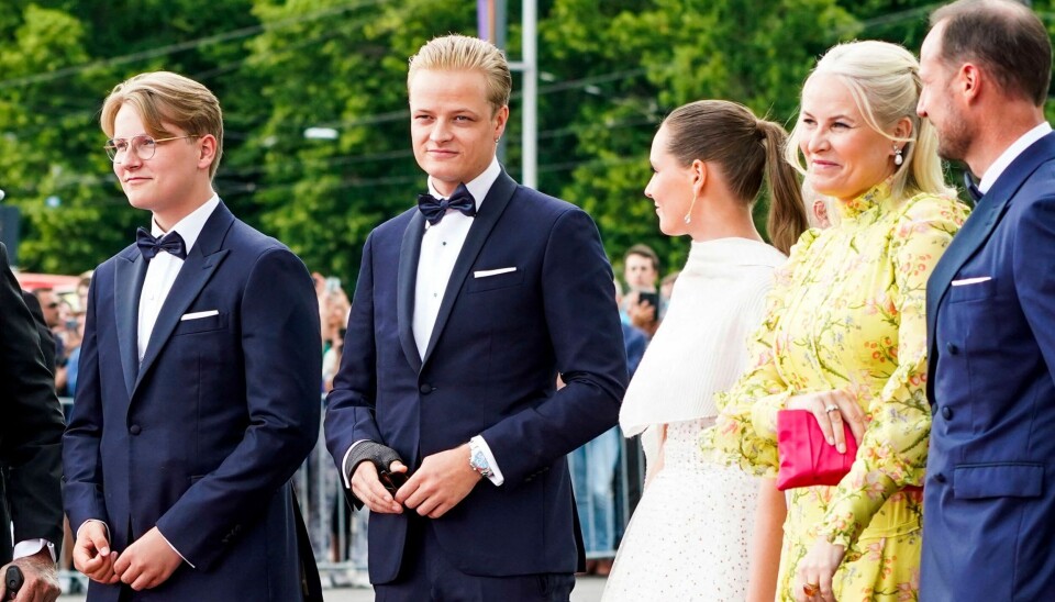 Marius Borg Høiby ses her sammen med sin mor og stedfar, kronprinsesse Mette-Marit og kronprins Haakon, samt sine to halvsøskende, prinsesse Ingrid Alexandra og prins Sverre Magnus.