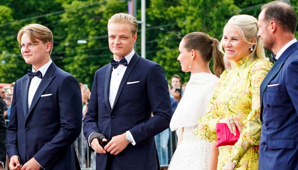Marius Borg Høiby ses her sammen med sin mor og stedfar, kronprinsesse Mette-Marit og kronprins Haakon, samt sine to halvsøskende, prinsesse Ingrid Alexandra og prins Sverre Magnus.