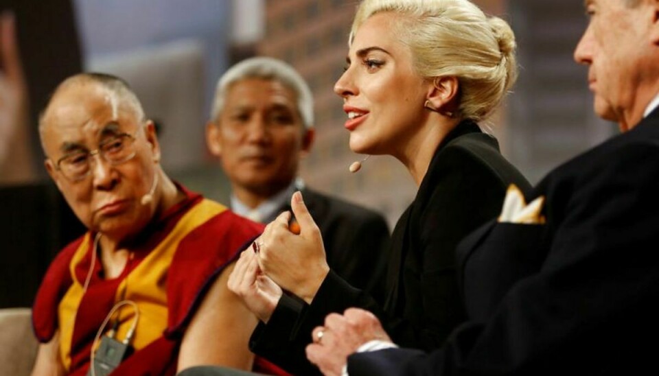 Lady Gaga sammen med Dalai Lama under søndagens konference. Foto: Scanpix.