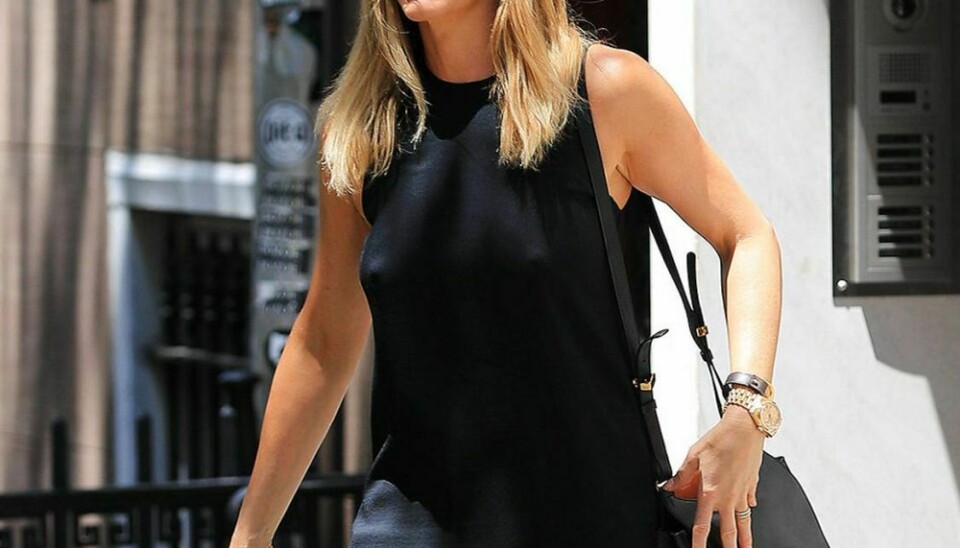 Brystvorterne struttede på Jennfier Aniston, da hun blev fotograferet i New York. Foto: Scanpix.