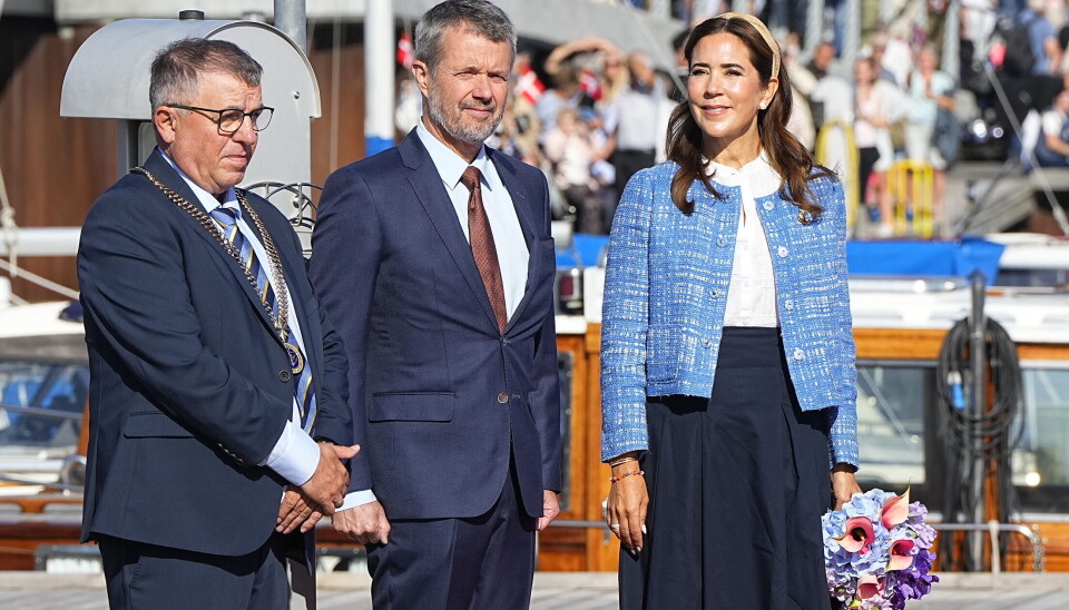 Kong Frederik og dronning Mary bliver modtaget af borgmester i Frederikshavn Kommune, Karsten Thomsen, på kajen i Sæby Havn.
