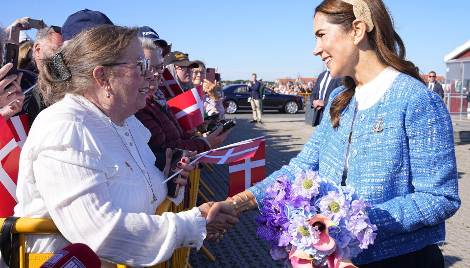 Mary hilser på nogle af de rigtig mange, der var mødt op på havnen i Sæby for at byde hende og Frederik velkommen.