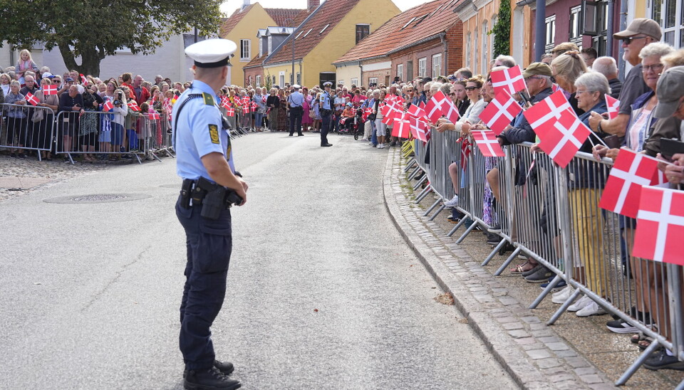 Langs den idylliske Algade i Sæbys gamle bydel stod folk tæt pakket for at få et glimt af og hilse på kongeparret.