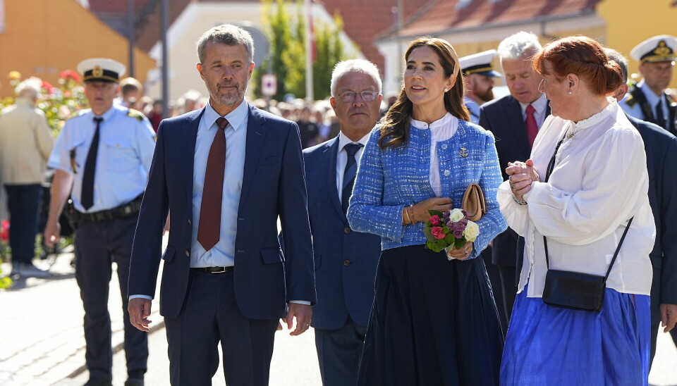 Kong Frederik og dronning Mary på sommertogt til Frederikshavn Kommune, mandag den 25. august 2025. Også i Sæby byder hvepsene dronning Mary velkommen.