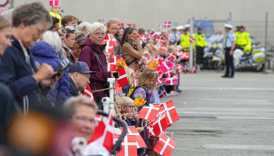 Jubel for Kongeparret med Dannebrogsflag i Thisted