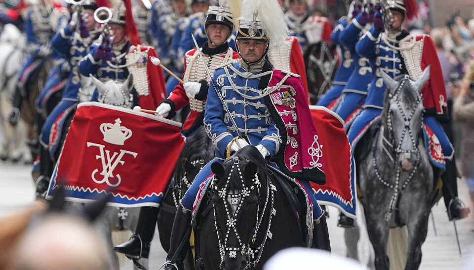 Siden tronskiftet er der blevet arbejdet på at få udskiftet dronning Margrethes monogram med kong Frederiks. Tirsdag kunne man for første gang se kongens monogram på Gardehusarregimentets Hesteskadron.