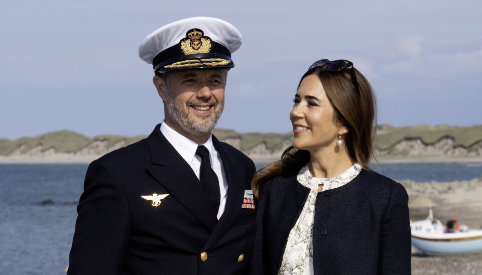 Frederik og Mary ses her under gårsdagens besøg i Vorupør.