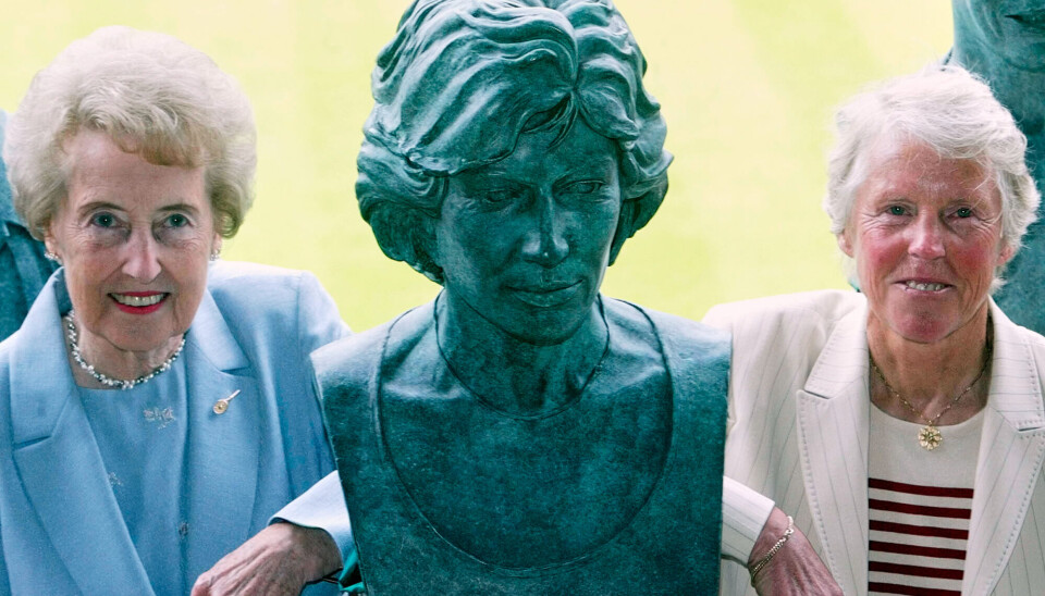 Angela Mortimer (tv) ses her sammen med sin landsmand Anne Jones, der i 1969 vandt den prestigefulde Wimbledon-turnering.