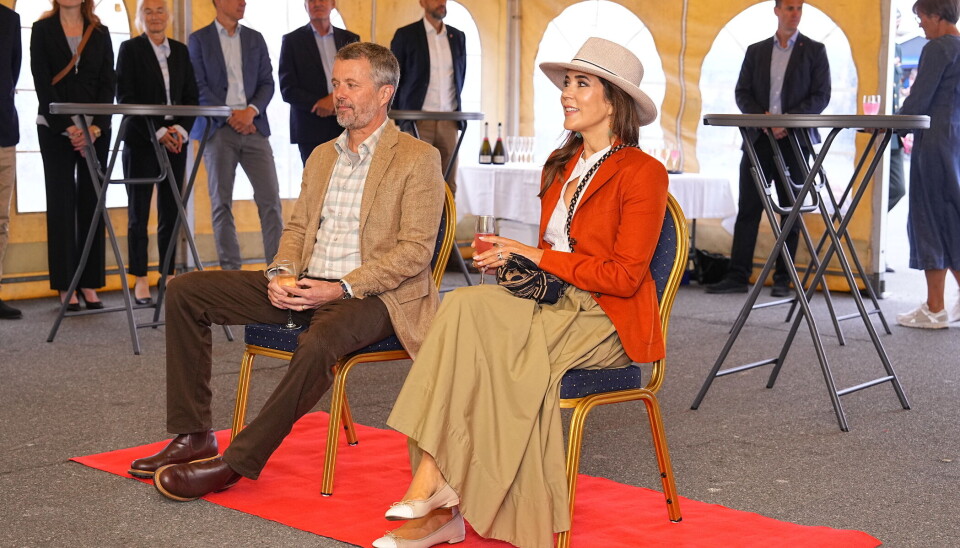 Frederik og Mary blev budt velkommen til Læsø med en kølig forfriskning i et telt på havnekajen i Østerby.