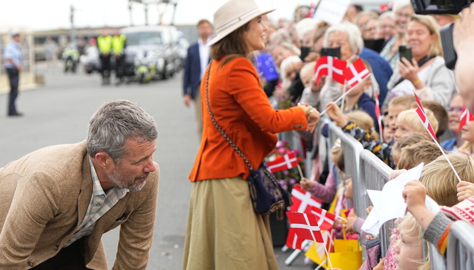 Vanen tro tog Frederik og Mary sig tid til at hilse på nogle af de mange både store og små, der var mødt op for at byde velkommen og få et glimt af kongeparret