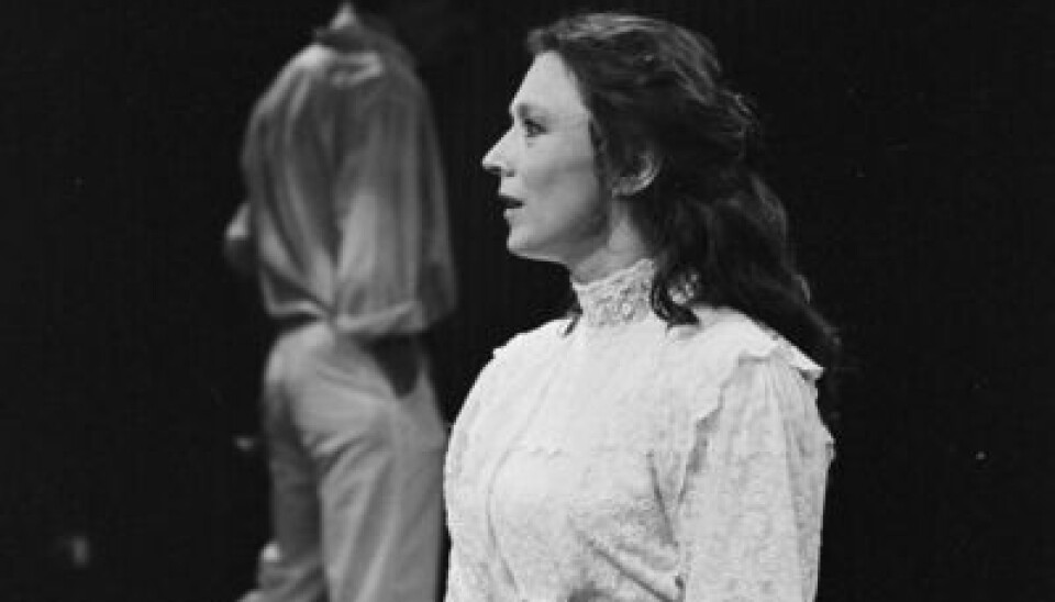 Merete Moen ses her i en scene fra Nationaltheaterets opsætning af Henrik Ibsens 'Kjærlighetens Komedie' i 1980.