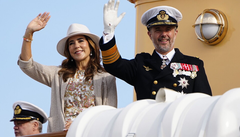 Kong Frederik og dronning Mary ses her ankomme til Samsø ombord på Kongeskibet Dannebrog