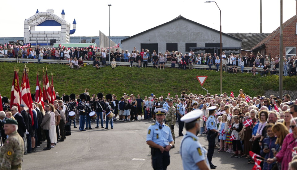 En massiv menneskemængde stod klar på havnen til at tage imod kongeparret