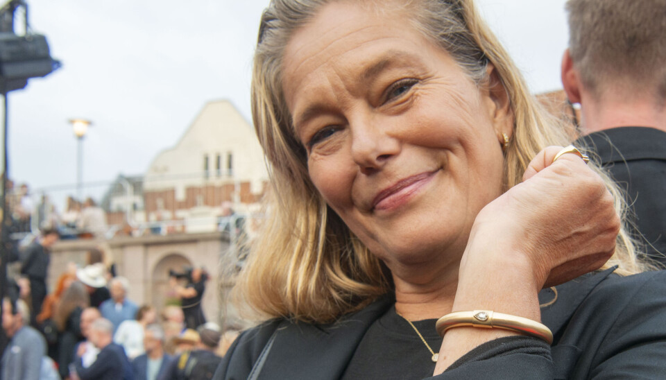 Renée Toft Simonsen med smykkegaven fra Helmig