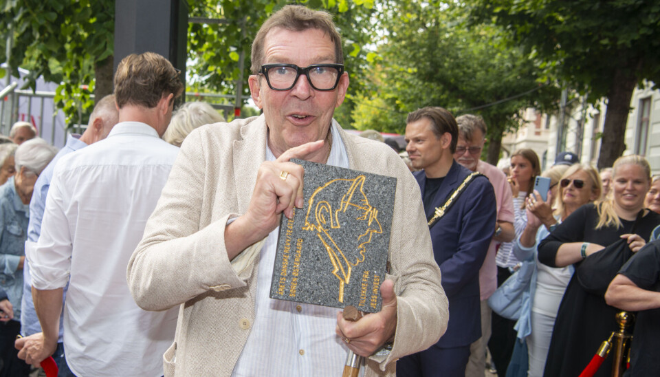 Søren Østergaard med sin egen kopi af 'Teaterflisen' på Frederiksberg Allé