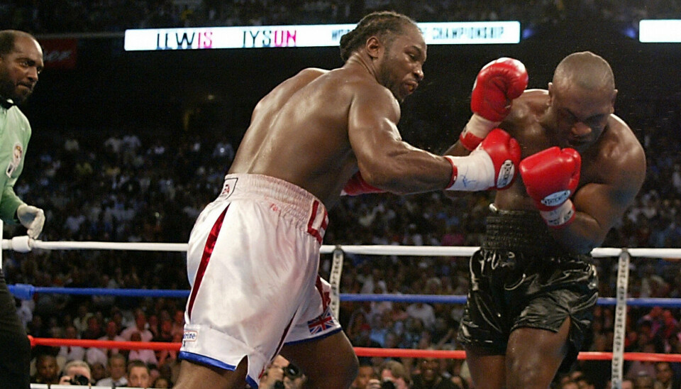 Lennox Lewis (tv.) boksede i sin næstsidste kamp mod Mike Tyson og vandt på knockout i ottende omgang.
