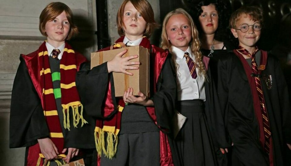 Børn udklædt som personerne i Harry Potter bøgerne venter i kø ved en boghandel på Piccadilly, hvor “Harry Potter and the Cursed Child Parts One & Two” fra midnat blev solgt. Foto: DANIEL LEAL-OLIVAS/Scanpix.
